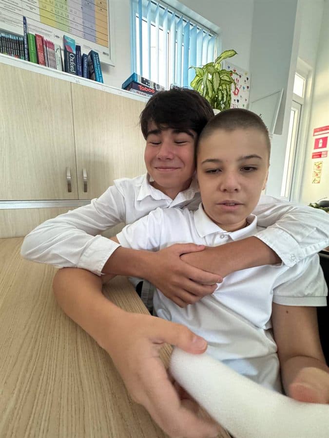Одноклассники дурачатся в кабинете