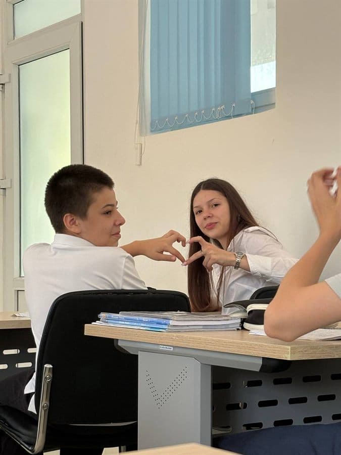 Ученики за партами на уроке